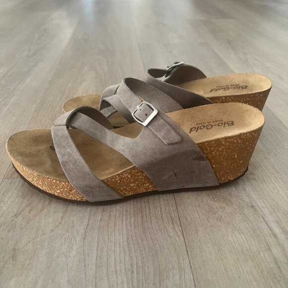 Bio Gold Sandals Sz 8 Gray Wedge Cork Leather Bohemian Comfort Strappy Slip On - Picture 1 of 7